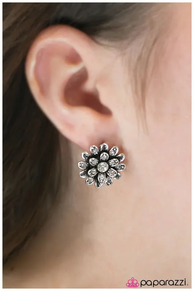 Earrings Paparazzi Jewelry Paparazzi Earring Always In Bloom White