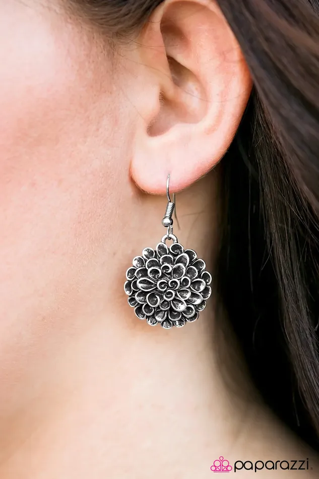 Paparazzi Jewelry Paparazzi Earring Booming Blooms Silver Earrings