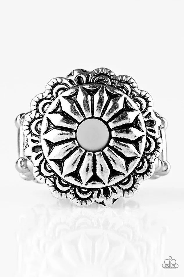 Paparazzi Jewelry Rings Paparazzi Ring Daringly Daisy Silver