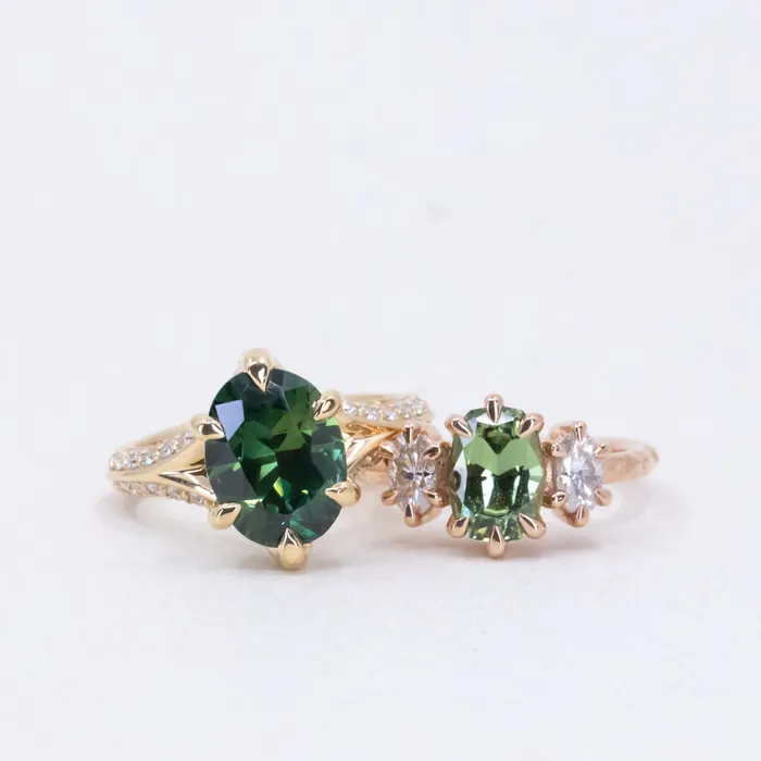 Choice Gems Co 390ct Untreated Nigerian Oval Sapphire Diamondstudded Six Prong Split Shank Knife Edge Solitaire in 18k Yellow Gold PreStyled Sets