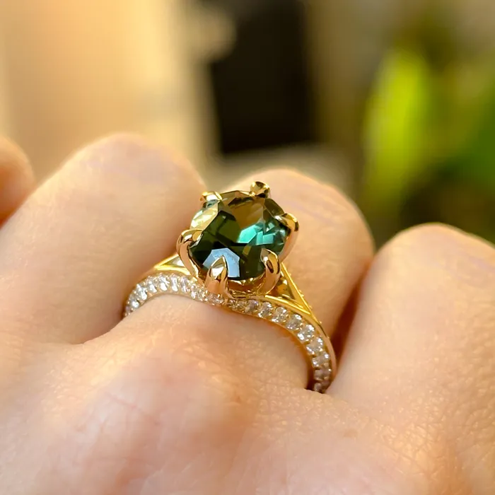 Choice Gems Co 390ct Untreated Nigerian Oval Sapphire Diamondstudded Six Prong Split Shank Knife Edge Solitaire in 18k Yellow Gold PreStyled Sets