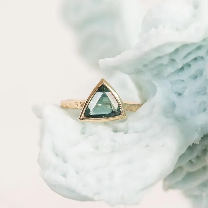 Discovery Gems Rings 124ct Geo Slice Teal Green Sapphire Evergreen Low Profile Bezel Solitaire Ring in 14k Yellow Gold