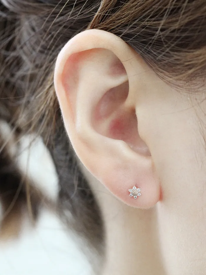 Earrings MinimalBijoux 14K Gold Mini Flower Cartilage Earring 18g16g