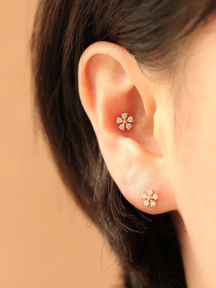 MinimalBijoux Earrings 14K gold Mini Daisy Cubic cartilage earring 20g