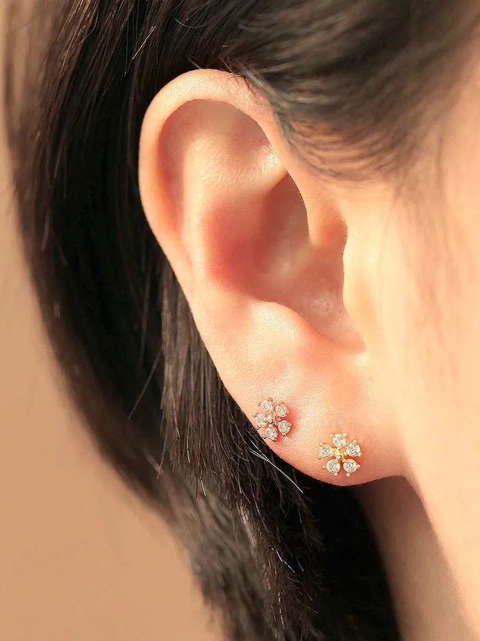 MinimalBijoux Earrings 14K gold Mini Daisy Cubic cartilage earring 20g