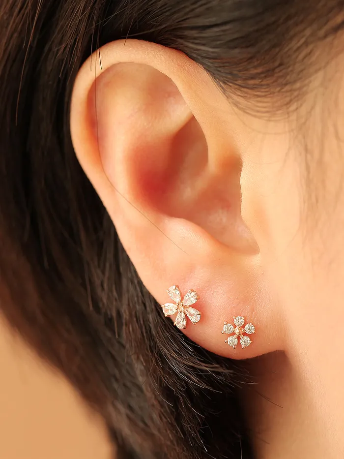 MinimalBijoux Earrings 14K gold Mini Daisy Cubic cartilage earring 20g