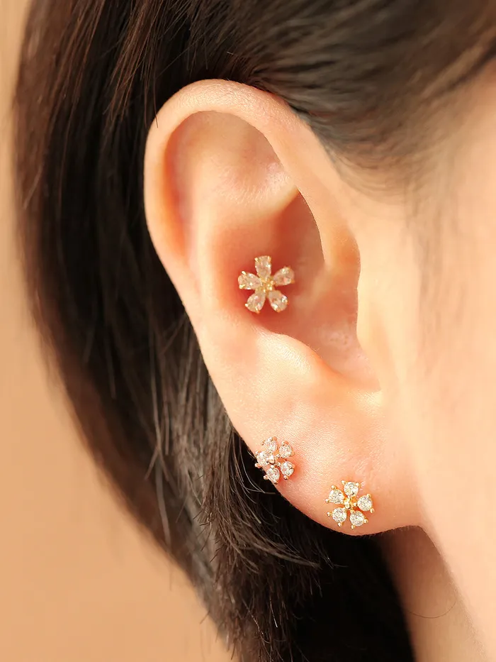 MinimalBijoux Earrings 14K gold Mini Daisy Cubic cartilage earring 20g