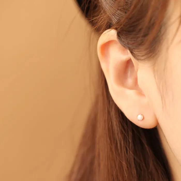 MinimalBijoux Earrings 14K Gold Simple 4 Prongs Fresh Water Pearl Piercing Earring 20G18G16G