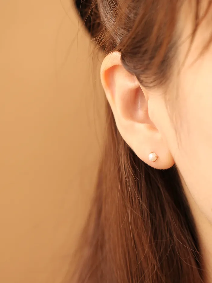 MinimalBijoux Earrings 14K Gold Simple 4 Prongs Fresh Water Pearl Piercing Earring 20G18G16G